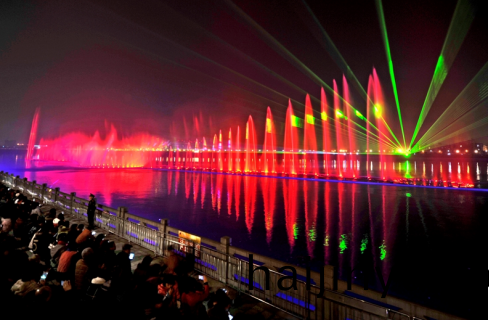“大(da)美江油(you)•韻律(lv)涪(fu)江”水(shui)上音(yin)樂(le)噴(pen)泉(quan)燈(deng)光秀(xiu)