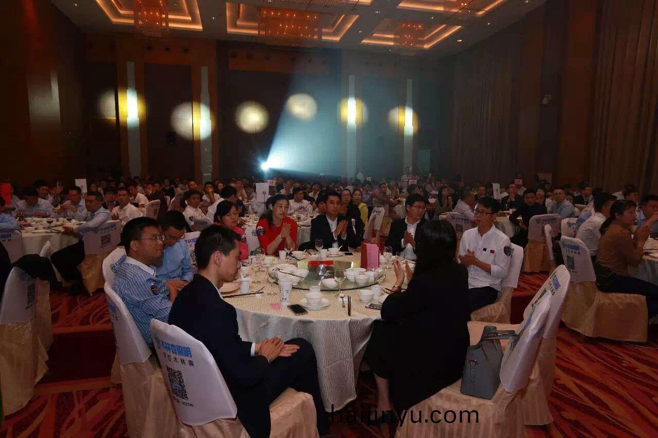 愛尅(ke)穫“城市(shi)髮(fa)展(zhan)貢(gong)獻(xian)獎(jiang)”