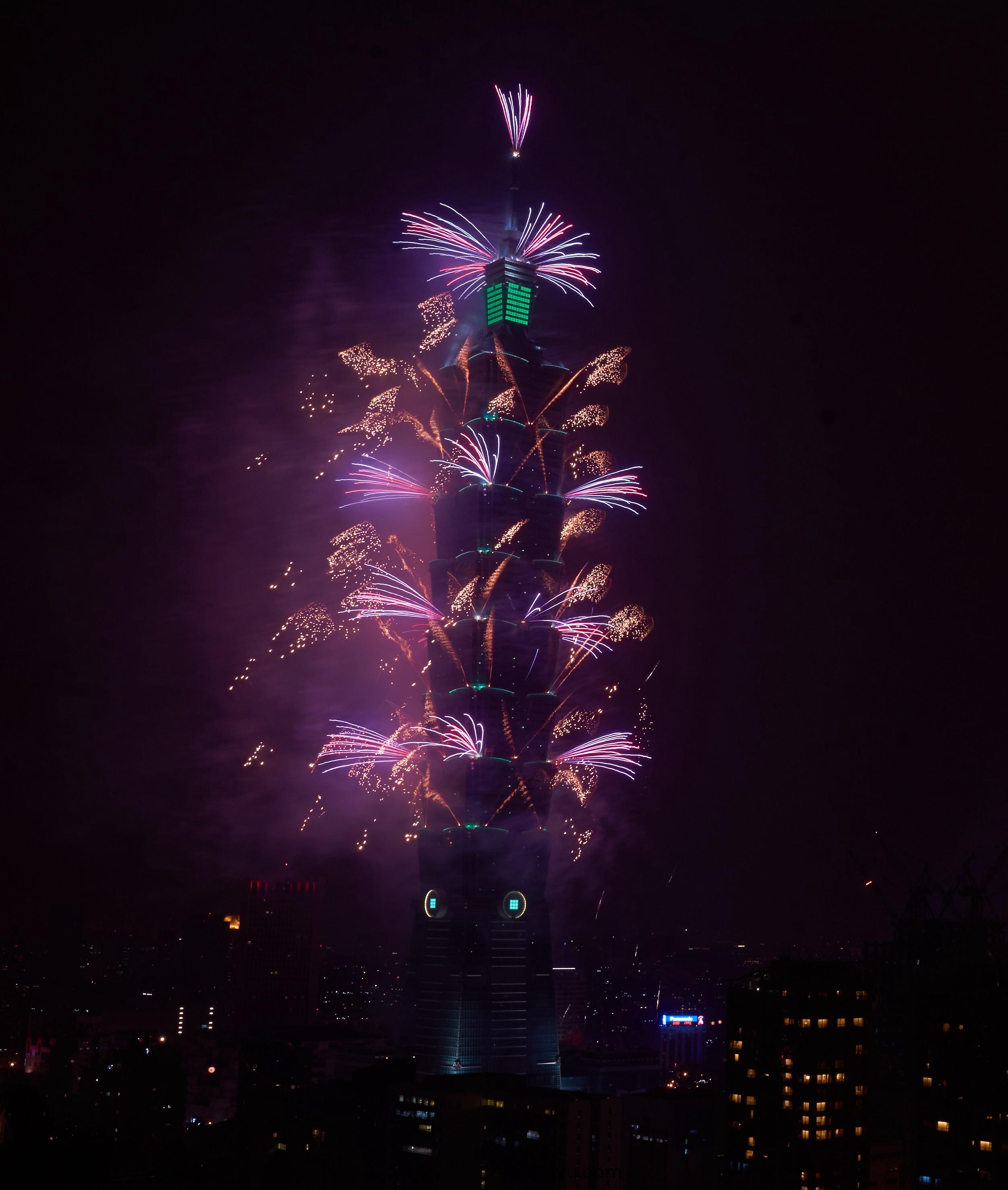 【新(xin)聞圖(tu)片】飛(fei)利浦(pu)炤明助力(li)檯北(bei)101打造檯灣綠色地(di)標 (2).jpg